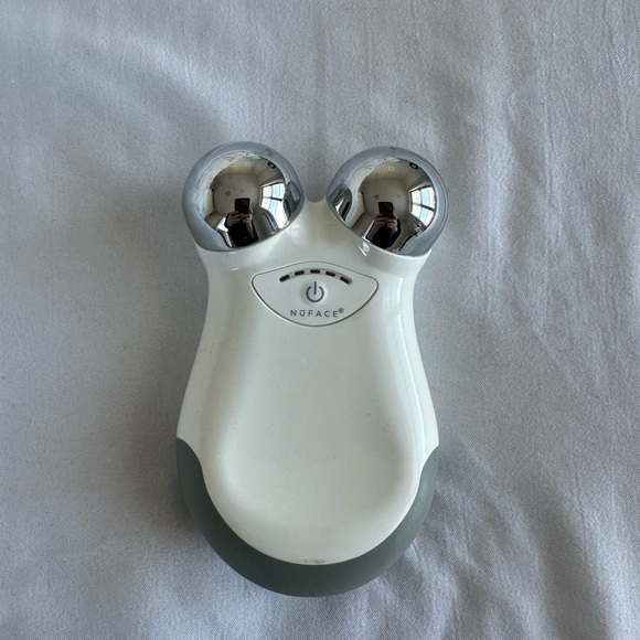 NuFACE Mini Facial Toning Device - White/Grey (With Charger) - Picture 2 of 3